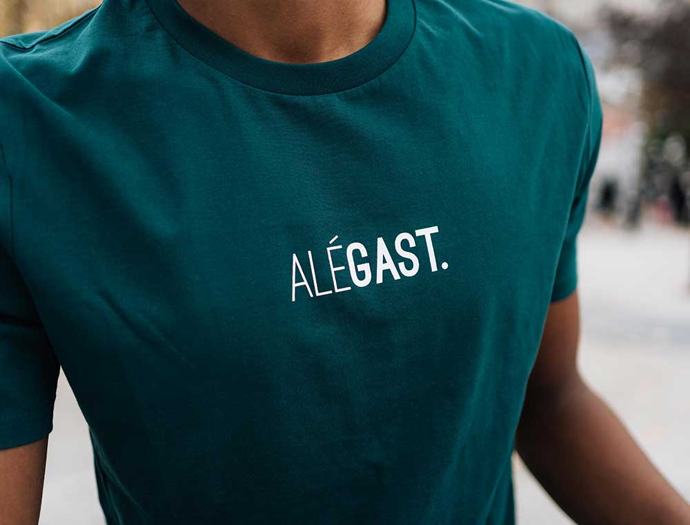 Man met een groene T-shirt met opdruk ALEGAST.