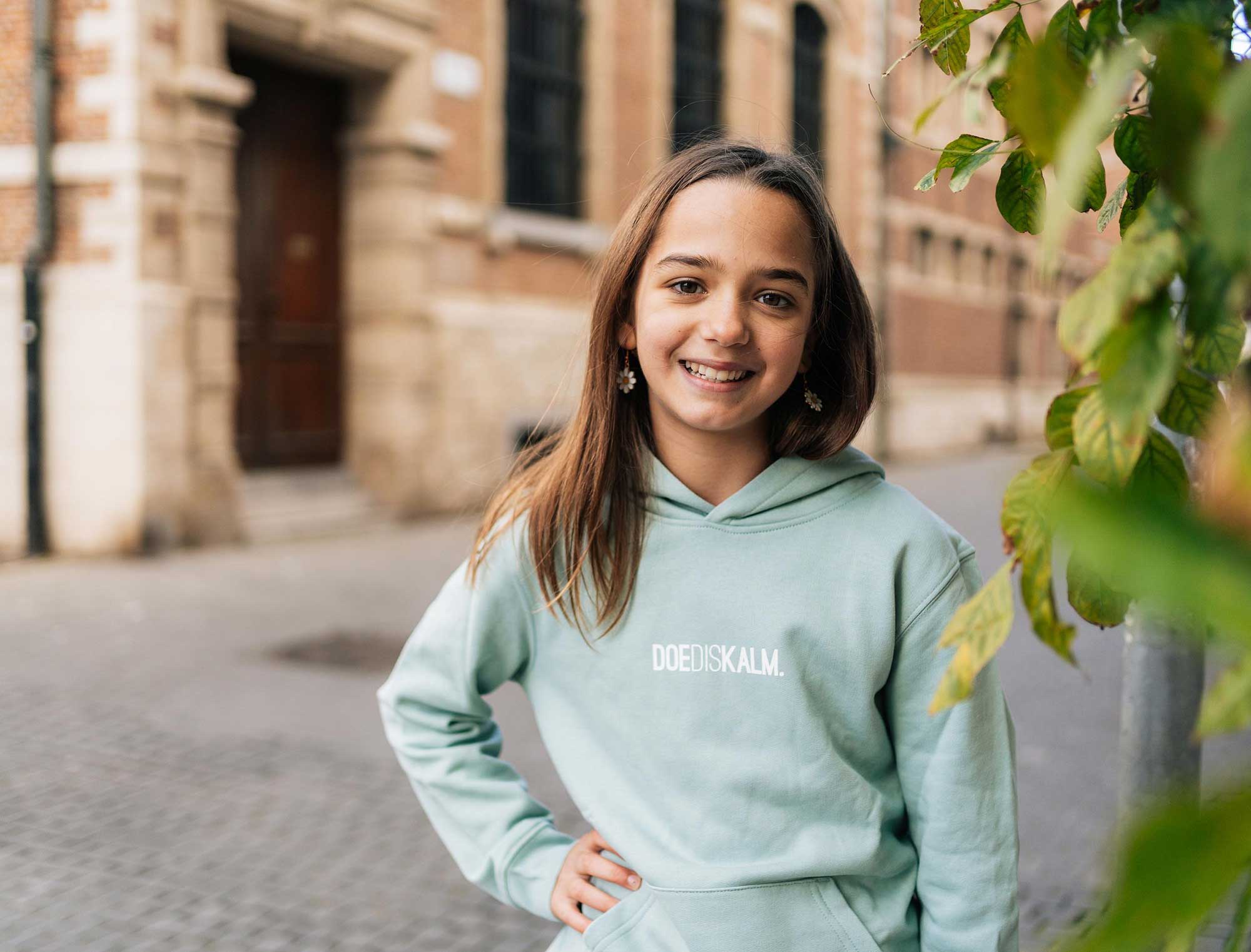 Meisje met een groene hoodie voor kinderen met opdruk DOEDISKALM.