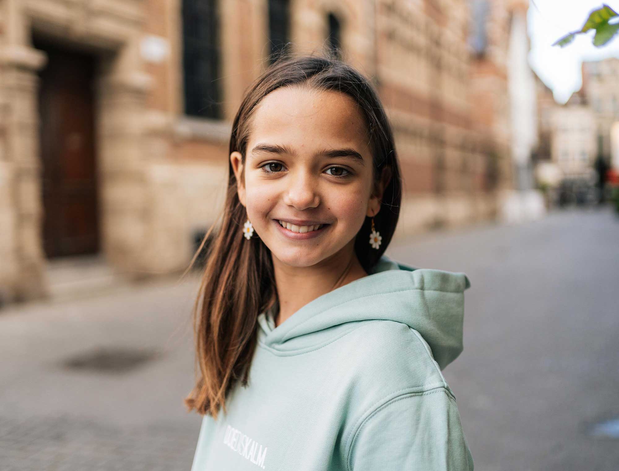 Meisje met een groene hoodie voor kinderen met opdruk DOEDISKALM.