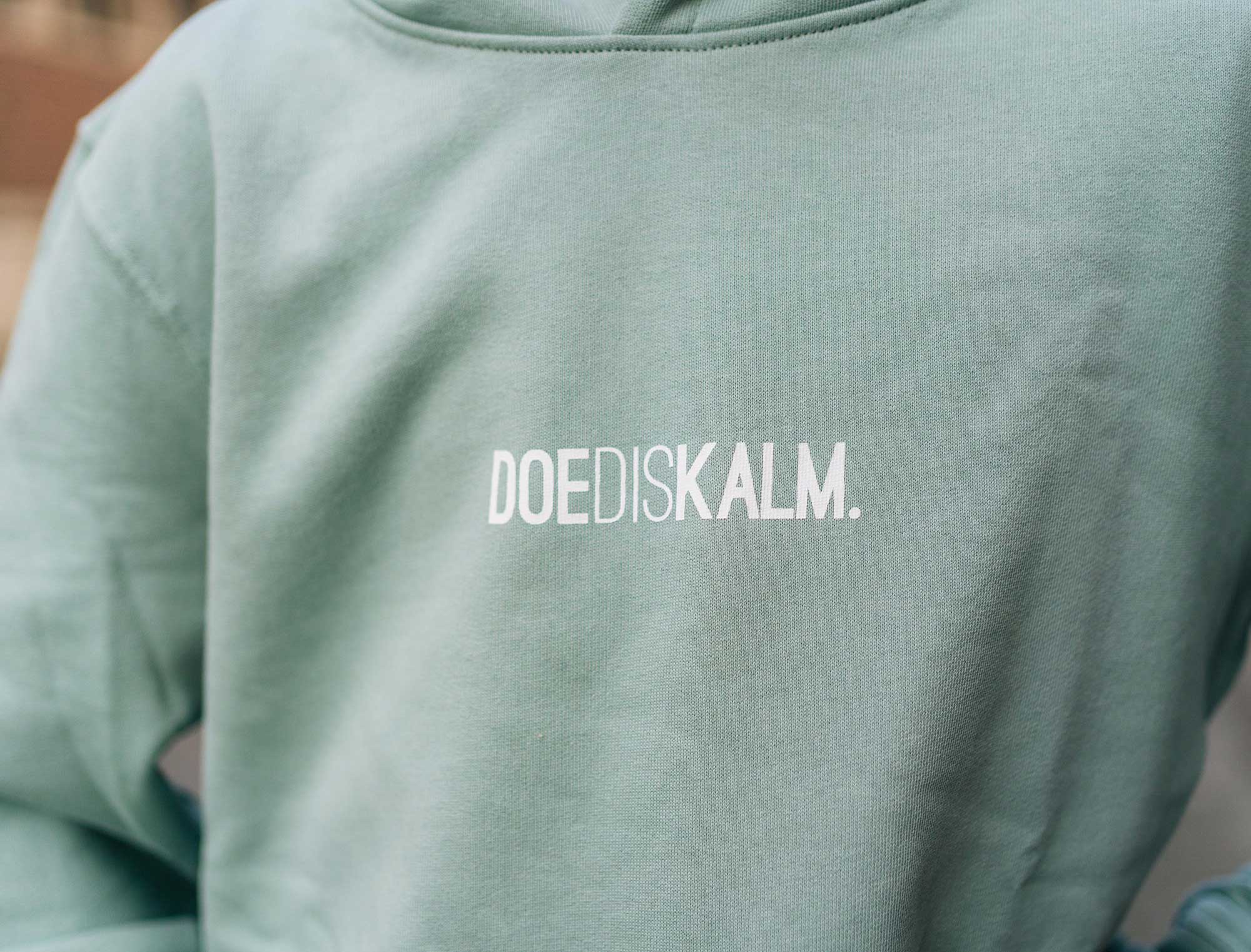 Groene hoodie voor kinderen met opdruk DOEDISKALM.