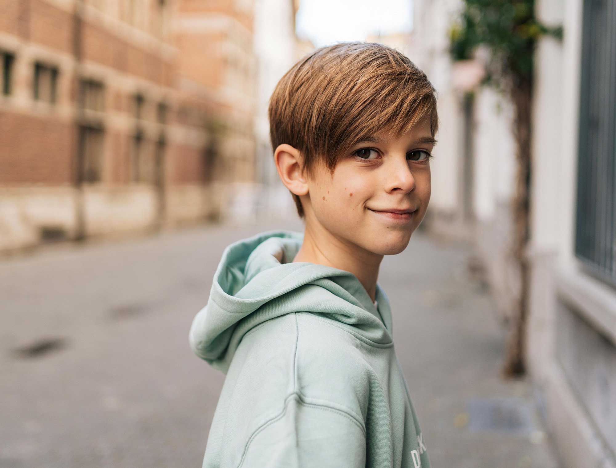 Jongen met een groene hoodie voor kinderen met opdruk DOEDISKALM.