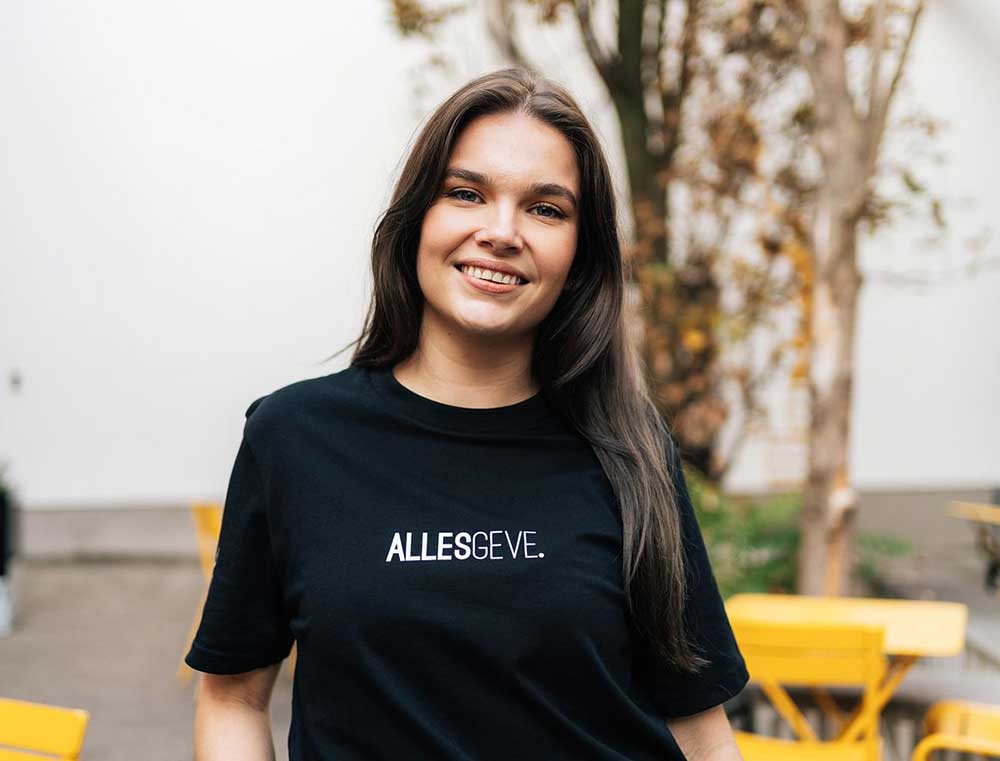 Vrouw met een zwarte T-shirt met opdruk ALLESGEVE.