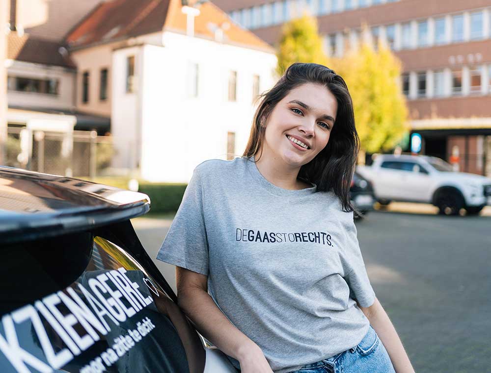 Vrouw met een grijze T-shirt met opdruk DEGAASSTORECHTS.