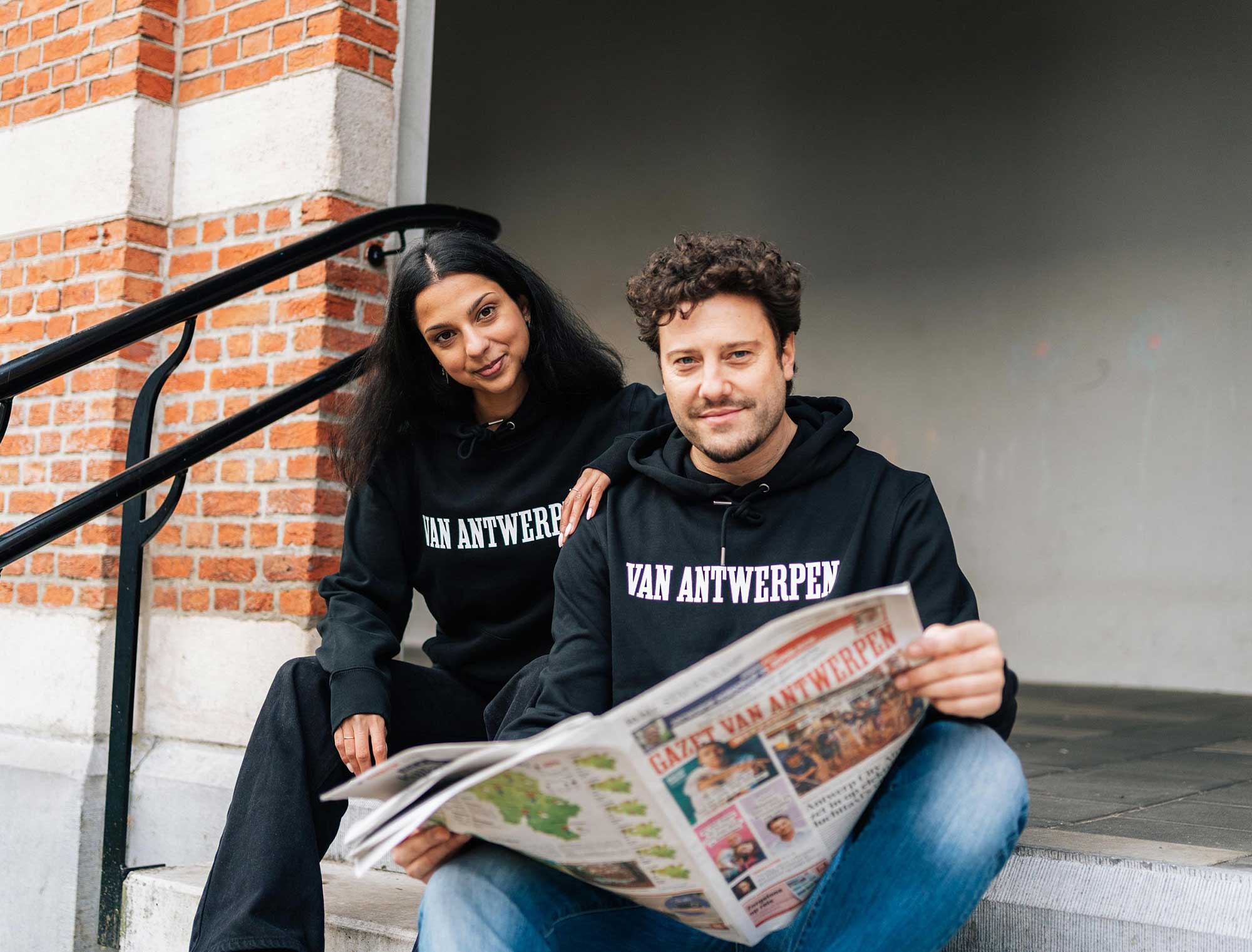 Een vrouw en een man met een zwarte hoodie met opdruk Van Antwerpen in de typische GVA letters.